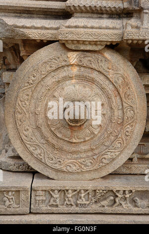 Carro di pietra ratha lato sinistro anteriore ruota tempio Vitthal Hampi Vijayanagar Patrimonio Mondiale UNESCO Hospet Bellary Karnataka Foto Stock