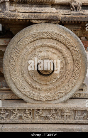 Carro di pietra ratha ruota sinistra tempio Vitthal Hampi Vijayanagar eredità di mondo Deccan plateau Hospet Bellary Karnataka Foto Stock