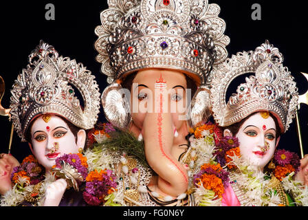Riccamente decorate idolo signore ganesh elephant intitolata Dio Udienza consorti Riddhi Siddhi festival Ganpati Mandai Pune Maharashtra Foto Stock