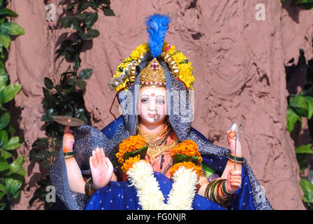 Idolo di dea Durga in Navaratri festival che celebra Vijayadashami festival Dussera Dadar Bombay Mumbai Maharashtra Foto Stock