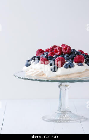 Pavlova dessert con frutti di bosco freschi Foto Stock