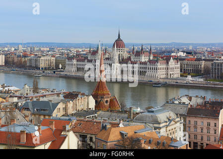 BUDAPEST, Ungheria - 02 febbraio: Cityscape con il Parlamento ungherese edificio sul fiume Danubio. Febbraio 02, 2016 in Foto Stock