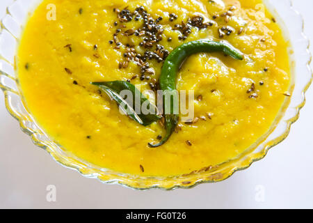 La cucina indiana rfi o tadka moong dal Fagioli Phaseolus aureus servita in ciotole , India Foto Stock