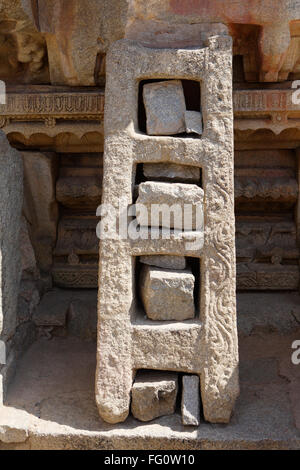 Carro di pietra ratha garuda santuario veicolo di Vishnu Vitthal Tempio Hampi Vijayanagara Bellary Karnataka Foto Stock