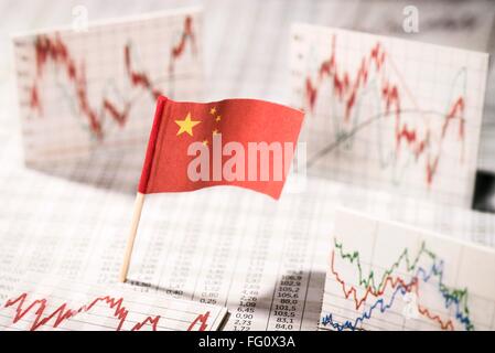 Bandiera cinese con tasso di tabelle e grafici per lo sviluppo economico. Foto Stock