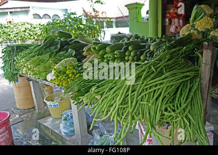 Yardlong Fave, bitter melon, cavolfiori e altre verdure su uno stallo vegetali a Bangkok, in Thailandia Foto Stock