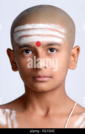 Ragazzo indiano calvo indù con rosso tilak bianco shaivite simbolo sulla fronte India MR#719 Foto Stock