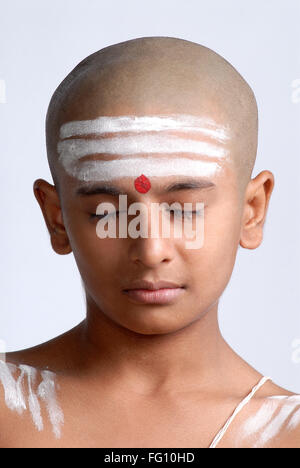 Ragazzo indiano calvo indù con rosso tilak bianco shaivite simbolo sulla fronte India MR#719 Foto Stock