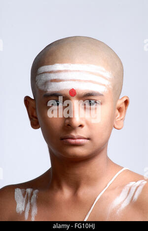 Ragazzo indiano calvo indù con rosso tilak bianco shaivite simbolo sulla fronte India MR#719 Foto Stock