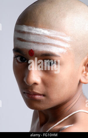 Ragazzo indiano calvo indù con rosso tilak bianco shaivite simbolo sulla fronte India MR#719 Foto Stock