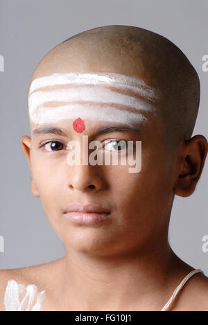 Ragazzo indiano calvo indù con rosso tilak bianco shaivite simbolo sulla fronte India MR#719 Foto Stock