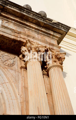 Pilastro della entrata principale porta , Se Cathedral , chiesa costruita nel 1528 D.C., Sito Patrimonio Mondiale dell'UNESCO , Old Goa , Velha Goa Foto Stock