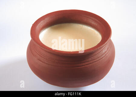 Indian dolce , mishti doi cagliata servita nella pentola di terra su sfondo bianco Foto Stock