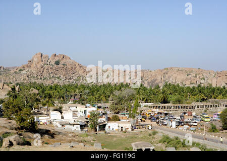 Hampi Bazaar in background Rishimukha Hill , Hampi , Vijayanagara , Deccan Plateau Hospet Bellary Karnataka Foto Stock