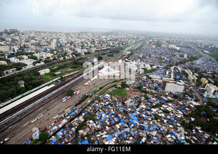 Vista aerea di Bandra terminus behrampada baraccopoli e di Bandra khar skyline ; Mumbai Bombay ; Maharashtra ; India Foto Stock