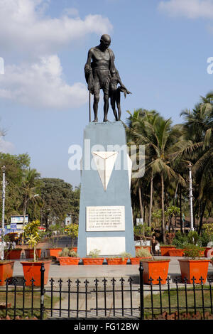 Statua del Mahatma Gandhi e villaggio locale ragazza realizzato dall'artista Harish B Talim , il Mahatma Gandhi cerchio vecchio Goa , Velha Goa Foto Stock