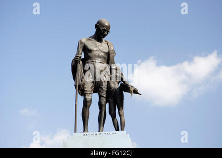 Statua del Mahatma Gandhi e villaggio locale ragazza realizzato dall'artista Harish B Talim , il Mahatma Gandhi cerchio vecchio Goa , Velha Goa Foto Stock