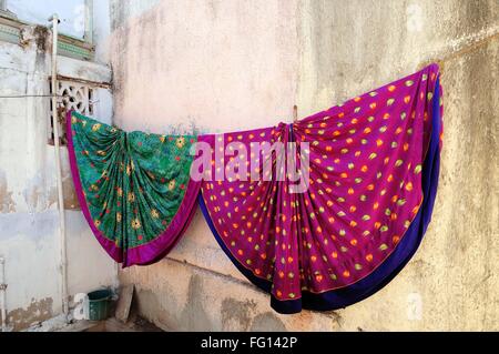 Colorato Ghagras asciugando fuori casa in paese a Gujarat India Foto Stock