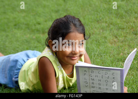 South Asian ragazza indiana azienda prenota studiare in giardino , India Signor#152 Foto Stock