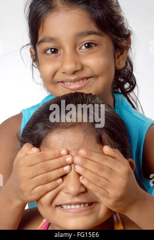 South Asian Indian due ragazze di giocare a nascondino gioco signor#364 Foto Stock