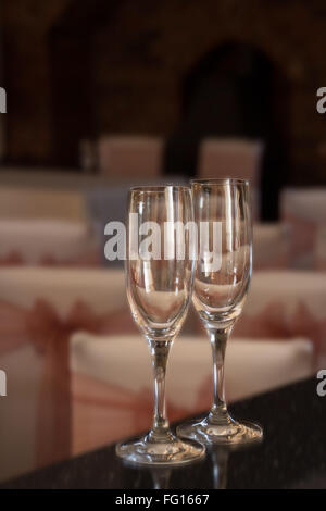 Coppia di bicchieri di vino pronto per una celebrazione, ma vuota Foto Stock