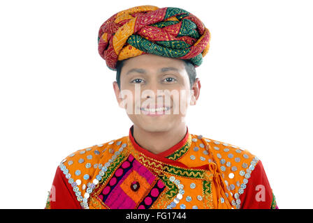 Rajasthani uomo in abbigliamento tradizionale tumban Rajasthan India sfondo bianco MR#782W