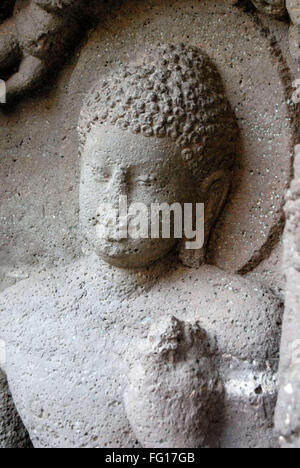 Rovinato statua del Buddha in grotta 19 , Ajanta , Aurangabad , Maharashtra , India Foto Stock