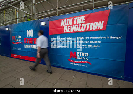 Wimbledon Londra,UK.17 febbraio 2016. Un nuovo Metro filiale di banca è quello di aprire a Wimbledon town center .Metro Bank plc è una banca retail fondata da Vernon Hill nel 2010 che era stata concessa una licenza da parte delle autorità per i servizi finanziari del 5 marzo 2010, e il primo ad alta street bank da concedere una siffatta licenza per oltre 150 anni Credito: amer ghazzal/Alamy Live News Foto Stock