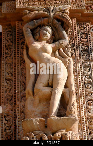 Statua mostra shringaras sul tempio Lingaraj nel XI secolo , Bhubaneswar , Orissa , India Foto Stock