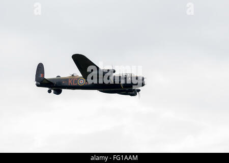 Avro Lancaster bomber sorvolano Shoreham Airfield Foto Stock