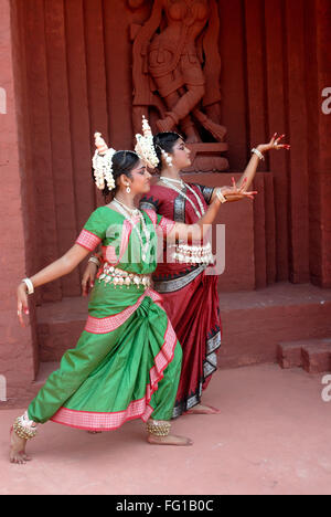 Le donne di eseguire un classico e tradizionale danza Odissi signor#736C,736D Foto Stock