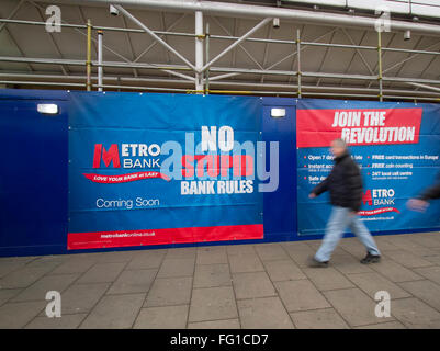 Wimbledon Londra,UK.17 febbraio 2016. Un nuovo Metro filiale di banca è quello di aprire a Wimbledon town center .Metro Bank plc è una banca retail fondata da Vernon Hill nel 2010 che era stata concessa una licenza da parte delle autorità per i servizi finanziari del 5 marzo 2010, e il primo ad alta street bank da concedere una siffatta licenza per oltre 150 anni Credito: amer ghazzal/Alamy Live News Foto Stock