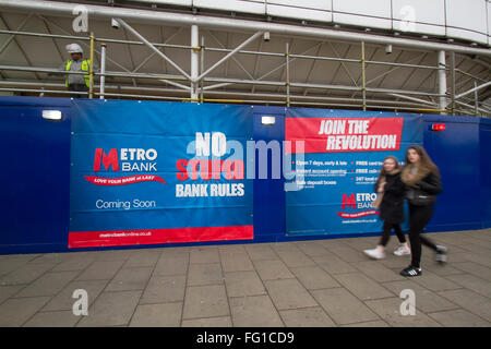 Wimbledon Londra,UK.17 febbraio 2016. Un nuovo Metro filiale di banca è quello di aprire a Wimbledon town center .Metro Bank plc è una banca retail fondata da Vernon Hill nel 2010 che era stata concessa una licenza da parte delle autorità per i servizi finanziari del 5 marzo 2010, e il primo ad alta street bank da concedere una siffatta licenza per oltre 150 anni Credito: amer ghazzal/Alamy Live News Foto Stock