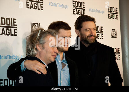 Chicago, Illinois, Stati Uniti d'America. Xvi Feb, 2016. Stelle del Cinema Hugh Jackman e Taron Egerton con il regista Dexter Fletcher venne a Chicago per la premiere del loro nuovo film ''Eddie l'Aquila". Il film è basato sulla storia vera di un British Olympic Ski il ponticello che hanno perseverato nonostante gli ostacoli messi a suo modo. Il suo entusiasmo e la sua sconfinata spirito ha conquistato i cuori di appassionati di sport. Taron Egerton gioca Eddie Edwards, l'atleta rappresentato in questo filmato. © Karen I. Hirsch/ZUMA filo/Alamy Live News Foto Stock