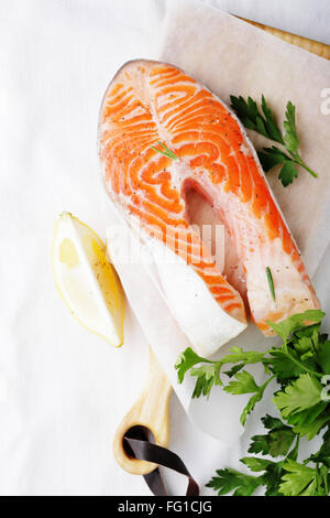 Raw bistecca di salmone e la fetta di limone, vista dall'alto Foto Stock