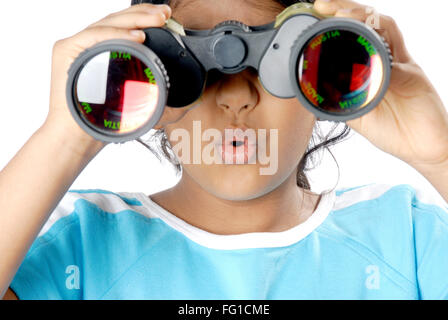 Ragazza giovane guardando attraverso il binocolo vedendo lo stupore e la sorprendente espressione signor#152 Foto Stock