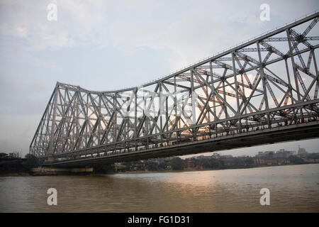 Quella di Howrah ponte ora Rabindra Setu oltre il Fiume Hooghly , Calcutta Kolkata , West Bengal , India Foto Stock