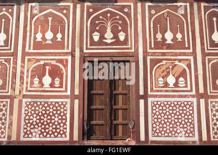 Porta west gate realizzato da sabbia rossa di pietra e di intarsi in Itimad ud Daula tomba , Agra , Uttar Pradesh , India Foto Stock