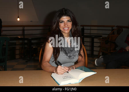 Huntington, New York, Stati Uniti d'America. Il 16 febbraio, 2016. TV personality Teresa Giudice segni copie del suo libro "girando le tabelle: da massaia di carcerati e di nuovo indietro' a libro Revue. Credito: Debby Wong/Alamy Live News Foto Stock