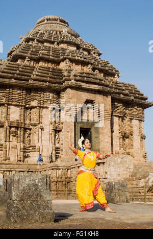 Danzatrice Odissi strike pongono re decreta Indian miti quali Ramayana davanti Sun tempio complesso Konarak Orissa Foto Stock