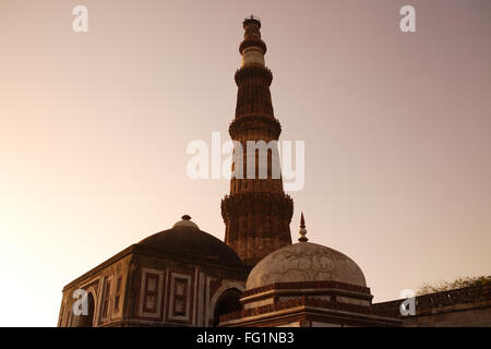 Tramonto a Alai Darwaza Imam Zamin la tomba e Qutab Minar costruito nel 1311 pietra arenaria rossa torre , Indo arte musulmana , Delhi Foto Stock