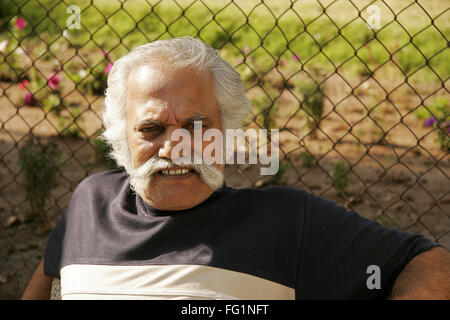 Anziano gentiluomo con i capelli bianchi oltre sessanta anni di età nel rilassante parco signor#671 Foto Stock