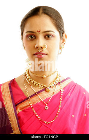 South Asian Indian Maharashtrian ragazza indossando il tradizionale navwari sari (nove yard) con appropriate jewelry signor#671 Foto Stock