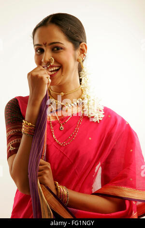 South Asian Indian Maharashtrian ragazza indossando il tradizionale Navwari sari appropriate jewelry ghirlanda di fiori capelli gajra Foto Stock