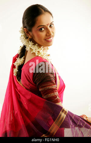 South Asian Indian Maharashtrian ragazza felicemente mostrando Navwari tradizionale sari appropriate jewelry flower garland gajra Foto Stock