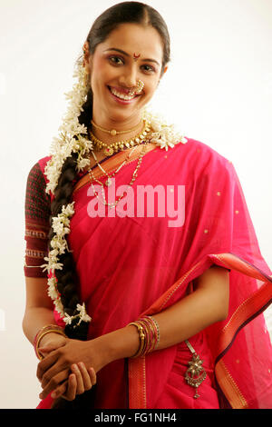 South Asian Indian Maharashtrian ragazza indossando il tradizionale navwari sari appropriate jewelry ghirlanda di fiori capelli gajra Foto Stock