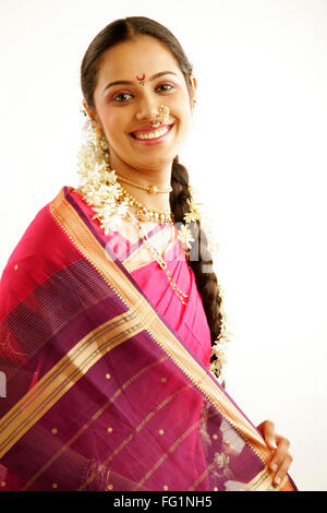 South Asian Indian Maharashtrian ragazza indossando il tradizionale navwari nove yard sari appropriate jewelry ghirlanda di fiori gajra Foto Stock