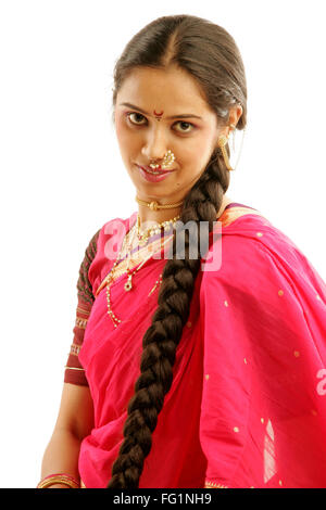 South Asian Indian Maharashtrian ragazza indossando il tradizionale navwari sari appropriate jewelry seductively mostrando i capelli Foto Stock