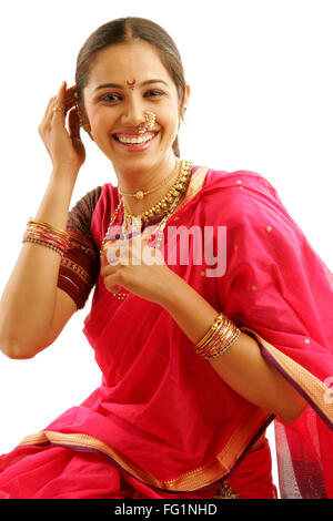 South Asian Indian Maharashtrian ragazza indossando il tradizionale navwari sari appropriate jewelry felicemente a ridere di ecstasy Foto Stock