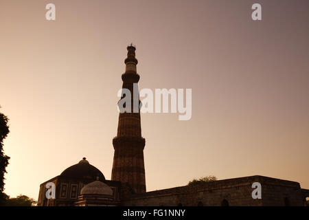 Tramonto a Alai Darwaza, Imam Zamin della tomba Qutab Minar, costruito nel 1311, la pietra arenaria rossa torre, Indo arte musulmana, Delhi Foto Stock